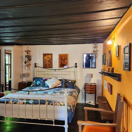 Little River לינה וארוחת בוקר גברובו